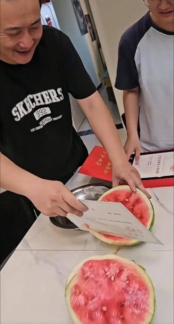 美通美股票配资 北京化工大学碳纤维录取通知书能切西瓜，学校招生办：本科生专属，明年不再沿用
